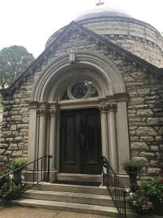 The entrance to the original rotunda chapel; the doors are made of bronze and mahogany; above the doors, a stained glass featuring the miracle of St. Elizabeth (in her hands, loaves of bread turned into roses)